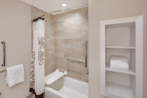 伦顿Residence Inn by Marriott Seattle South/Renton的浴室配有白色浴缸和淋浴。