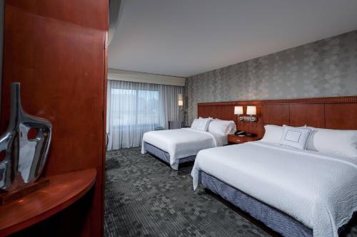 南波特兰万豪波特兰机场万怡酒店的酒店客房设有两张床和电视。