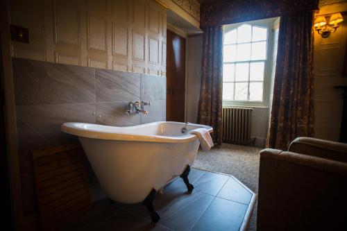 贝图瑟科伊德皇家橡树酒店的带浴缸的浴室和窗户