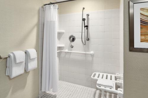 伯锡尔城什里夫波特博西尔市/路易斯安那州布劳德沃克万怡酒店的带淋浴和浴帘的浴室