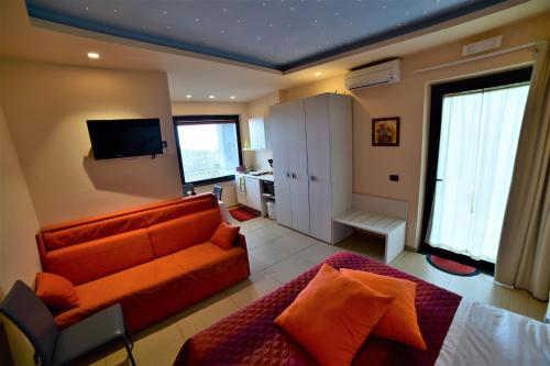 米罗B&B Dimora dell' Etna的客厅配有橙色沙发和电视