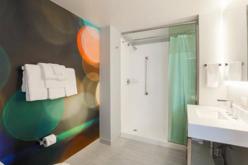 旧金山旧金山联合广场万怡酒店的带淋浴和盥洗盆的浴室