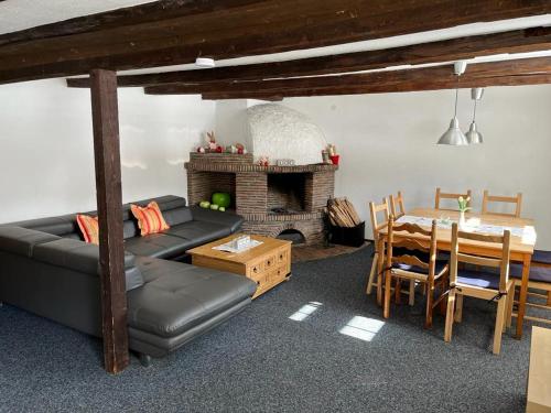 ÄuleRomantisches Schwarzwaldhaus的带沙发、桌子和壁炉的客厅