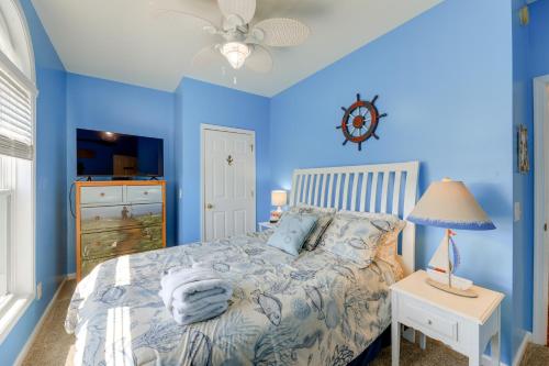 翡翠岛Waterfront Emerald Isle Home with Dock Access!的蓝色卧室,配有蓝色墙壁的床