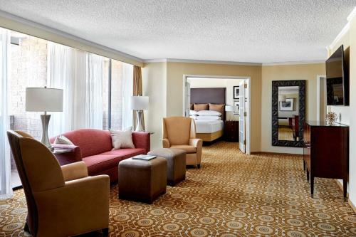 斯科茨Scottsdale Marriott Old Town的酒店客房设有床和客厅。