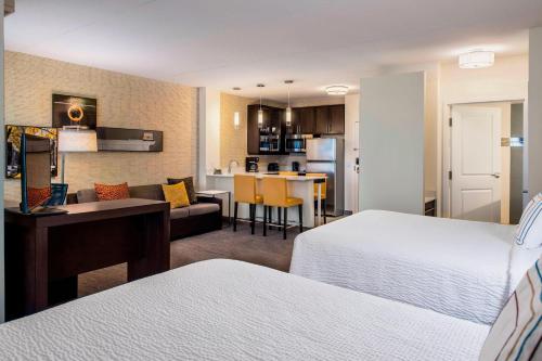 里贾纳里贾纳万豪住宅酒店的酒店客房带两张床和厨房