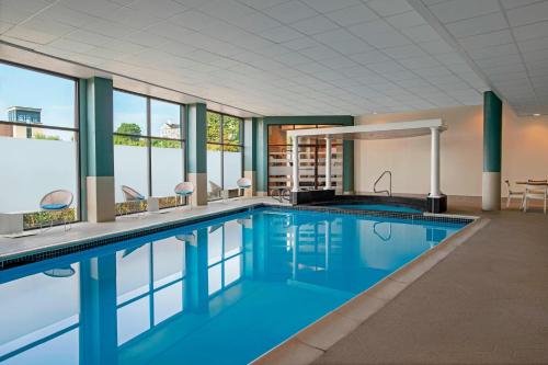 里士满里士满市中心万豪酒店之达美酒店的蓝色海水大型游泳池,窗户