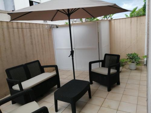 坎巴多斯O PISIÑO的庭院配有两把椅子和一把遮阳伞