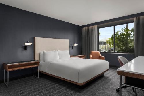 圣地亚哥北圣地亚哥米拉马尔假日酒店的一间卧室设有一张床和一个大窗户