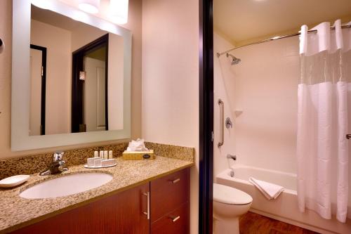 西瓦利城万豪酒店，盐湖城-西谷的一间带水槽、卫生间和镜子的浴室