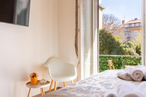 斯普利特Luxury Rooms Fetivi的一间卧室设有一张床和一个大窗户