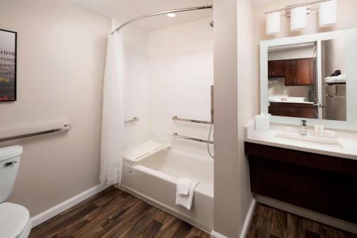 路易斯威尔Towneplace Suites By Marriott Louisville Northeast的一间带水槽、浴缸和卫生间的浴室