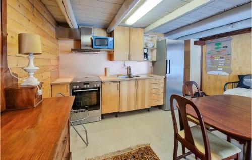 VedumCozy Apartment In Vedum With Wifi的厨房配有木制橱柜、桌子和水槽。