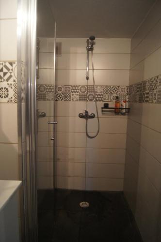 卡斯特尔Chez BEN avec tout le confort clim wifi Netflix gratuit的浴室里设有玻璃门淋浴