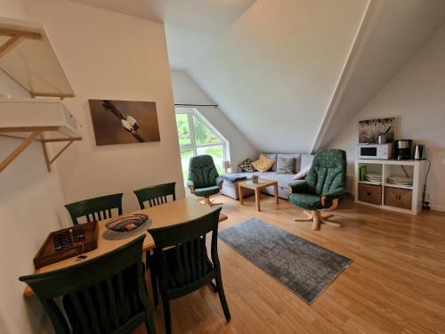 温勒达尔Undredal Fjord Apartments的客厅配有桌椅