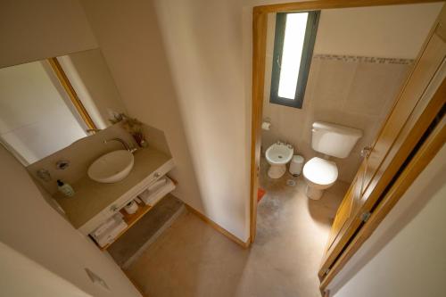 卡法亚特Complejo Los Olivos - casa 3 y 4的享有带卫生间和水槽的浴室的顶部景致