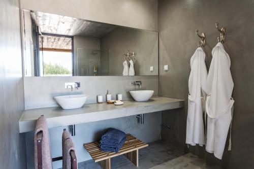 圣特奥托纽Paraiso Escondido的浴室设有2个水槽和镜子
