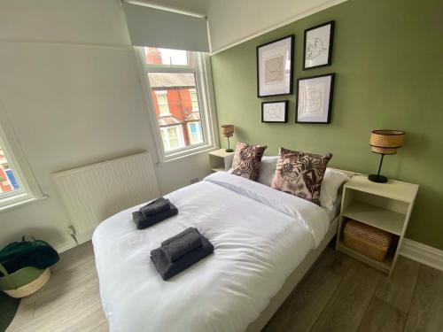 布莱克浦Manchester House的一间卧室配有一张大白色床和两个枕头