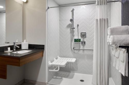 弗吉尼亚海滩Fairfield Inn & Suites by Marriott Virginia Beach/Norfolk Airport的带淋浴和盥洗盆的浴室