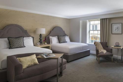 华盛顿Marriott Vacation Club® at the Mayflower, Washington, D.C. 的酒店客房,设有两张床和一张沙发