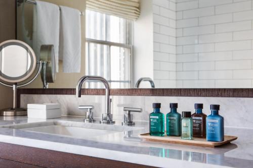 华盛顿Marriott Vacation Club® at the Mayflower, Washington, D.C. 的浴室水槽和柜台上的2瓶肥皂