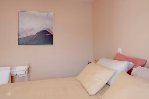 格雷敦The Castle的卧室配有两张床,墙上挂着一幅画