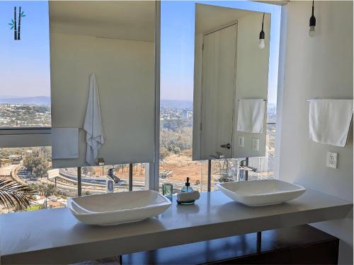 瓜达拉哈拉Luxury Condo in Lobby33 near Andares By Bamboo的一间带两个盥洗盆的浴室和一个大窗户