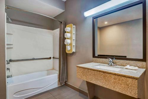 鲍尔奇斯普林斯鲍尔奇斯普林斯6号汽车旅馆的一间带水槽和镜子的浴室