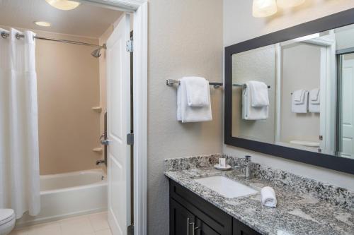 卡纳维拉尔角Residence Inn by Marriott Cape Canaveral Cocoa Beach的一间带水槽和镜子的浴室