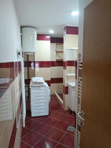 萨拉热窝2BDR Apt with Balcony with view- Free Parking的浴室铺有红色和白色的瓷砖地板。