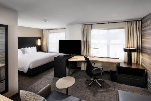 布鲁克菲尔德Residence Inn by Marriott Milwaukee Brookfield的配有一张床和一张书桌的酒店客房