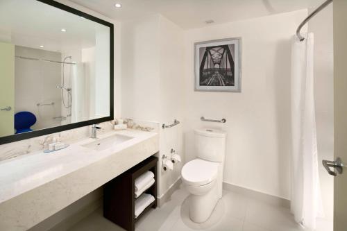 诺加利斯诺加利斯万豪费尔菲尔德酒店 的一间带卫生间、水槽和镜子的浴室