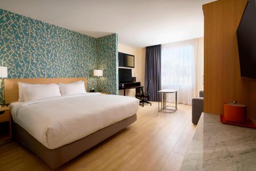 诺加利斯诺加利斯万豪费尔菲尔德酒店 的配有一张床和一张书桌的酒店客房
