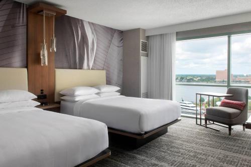 诺福克诺福克海湾万豪酒店 的酒店客房,配有两张床和椅子