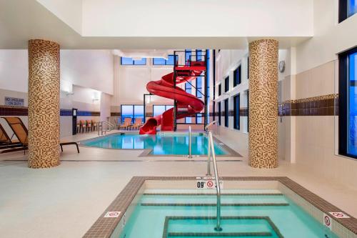 卡尔加里南卡尔加里万豪酒店的大楼内一个带滑梯的游泳池