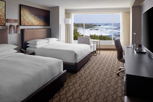 尼亚加拉瀑布尼亚加拉瀑布瀑景万豪酒店及水疗中心的酒店客房配有两张床和一张书桌