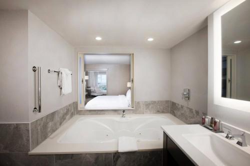 尼亚加拉瀑布尼亚加拉瀑布瀑景万豪酒店及水疗中心的带浴缸、水槽和床的浴室