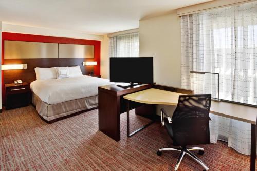 Wilmette芝加哥威尔梅特/斯科基万豪原住客栈的酒店客房配有一张床和一张带电脑的书桌