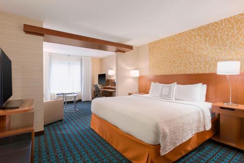 罗宾逊镇匹兹堡机场/罗宾逊乡费尔菲尔德客栈的配有一张床和一台平面电视的酒店客房