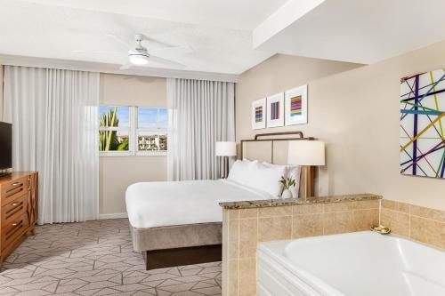 迈阿密多拉万豪别墅酒店的酒店客房带一张床和浴缸