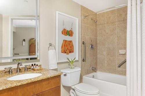 迈阿密多拉万豪别墅酒店的浴室配有卫生间、盥洗盆和淋浴。
