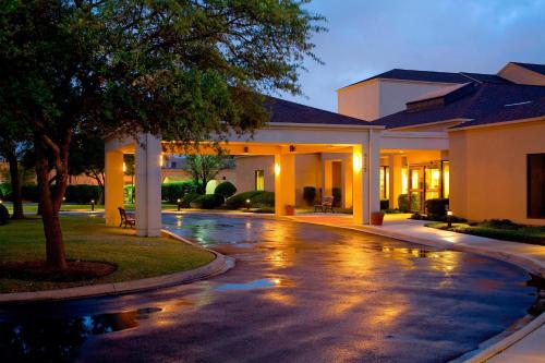圣安东尼奥圣安东尼奥医学中心万豪万怡酒店的夜间有雨水浸透车道的房子