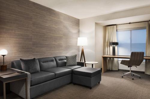 伊根Residence Inn by Marriott Minneapolis St. Paul/Eagan的带沙发和书桌的客厅