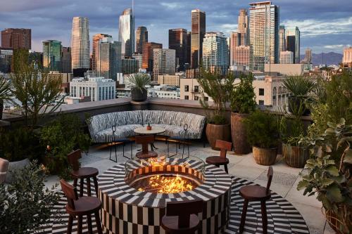 洛杉矶Downtown Los Angeles Proper Hotel, a Member of Design Hotels的一个带火坑的庭院,享有城市美景