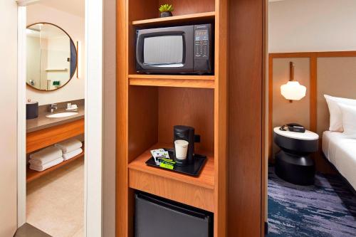 印地欧Fairfield by Marriott Inn & Suites Indio Coachella Valley的酒店客房设有电视和浴室。