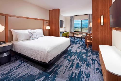 印地欧Fairfield by Marriott Inn & Suites Indio Coachella Valley的配有一张床和一张书桌的酒店客房