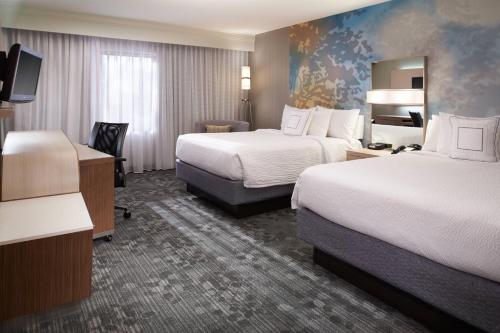 莫米托莱多莫米/箭头万怡酒店的酒店客房设有两张床和电视。