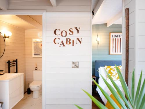 Clapton in GordanoThe Cosy Cabin的浴室设有卫生间,配有阅读舒适小屋的标志。