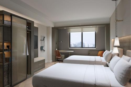 华盛顿Washington Marriott Capitol Hill的酒店客房带两张床和一间浴室