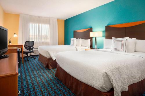 Mendota Heights费尔菲尔德旅馆及明尼阿波利斯套房酒店 - 圣保罗机场的酒店客房设有两张床和一台平面电视。